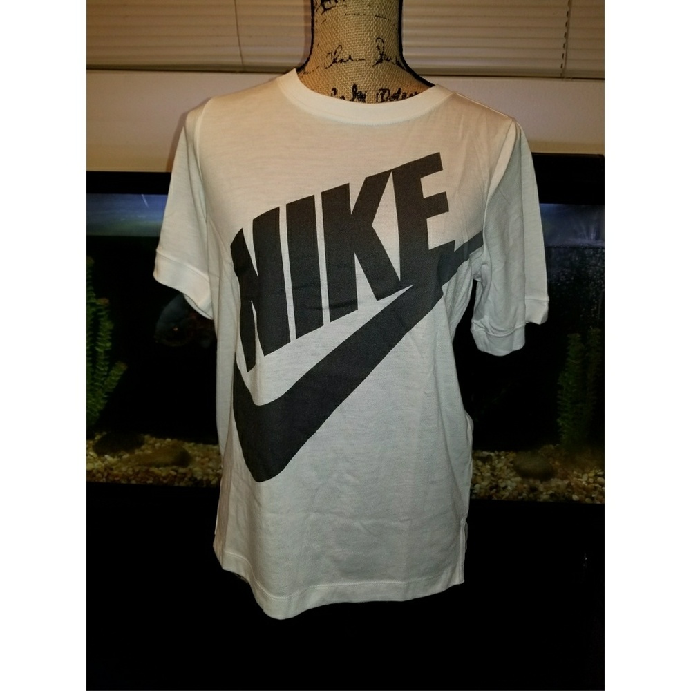 *Last one* Nike t-shirt